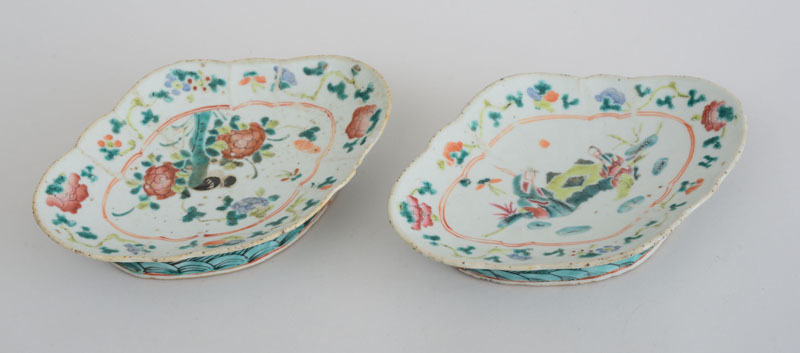 TWO SIMILAR FAMILLE ROSE PORCELAIN FOOTED OBLONG DIAMOND-SHAPE DISHES