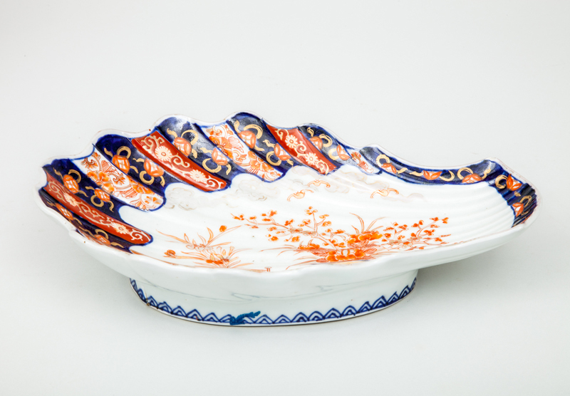 Imari Porcelain Shell-Form Dish and a Royal Cauldon Transfer-Printed Pottery Octagonal Fruit Bowl, in the Bittersweet Pattern