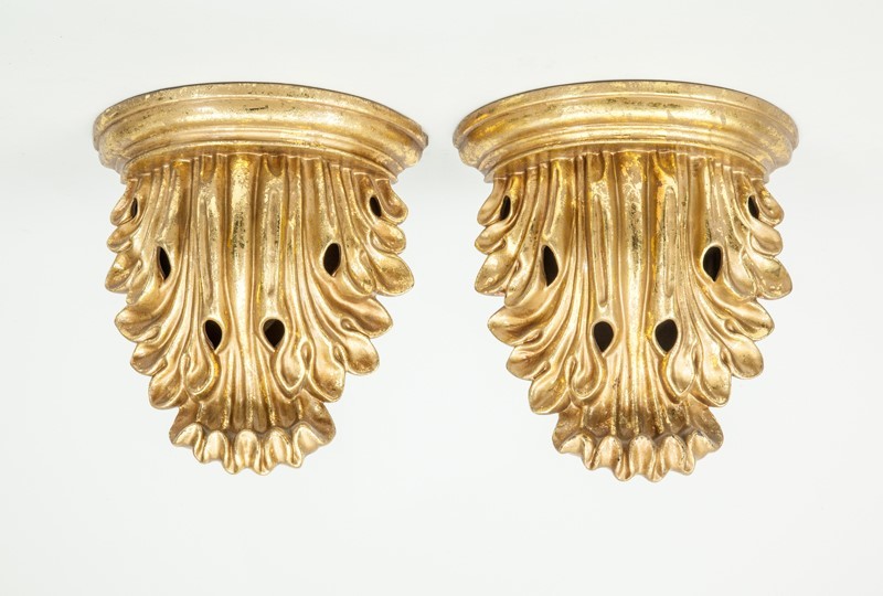 PAIR OF GEORGE III STYLE GILT-METAL ACANTHUS-FORM WALL BRACKETS