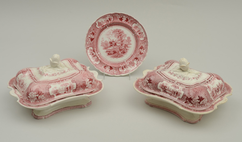 PAIR OF STAFFORDSHIRE RED TRANSFER-PRINTED ENTREE DISHES AND COVERS AND MATCHING PLATE IN THE 
