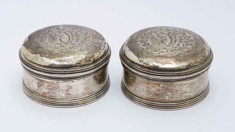 PAIR OF GEORGE III SILVER CIRCULAR POWDER BOXES, 1803, PHIPPS AND ROBINSON, LONDON