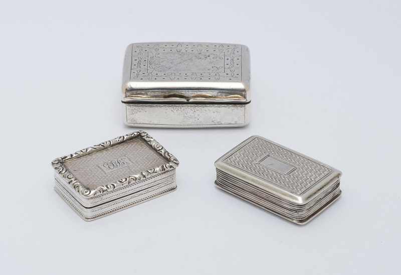 GEORGE IV SILVER VINAIGRETTE, AN EARLY VICTORIAN SILVER VINAIGRETTE AND AN UNMARKED SILVER-PLATED VINAIGRETTE