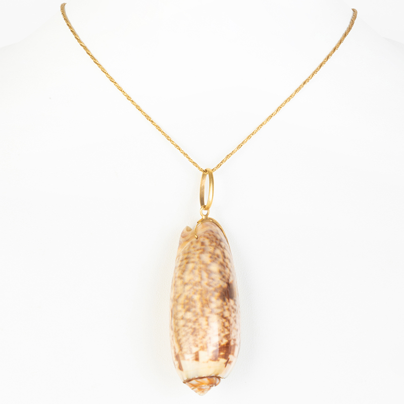 18k Gold and Shell Pendant Necklace