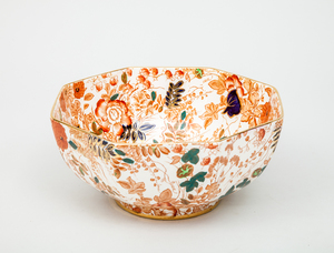 Imari Porcelain Shell-Form Dish and a Royal Cauldon Transfer-Printed Pottery Octagonal Fruit Bowl, in the Bittersweet Pattern