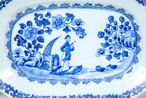 FIVE CHINESE EXPORT BLUE AND WHITE PORCELAIN ARTICLES