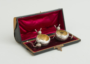 PAIR OF ENGLISH SILVER-PLATED SALTS WITH GOLF BALL AND CROSS CLUBS