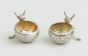 PAIR OF ENGLISH SILVER-PLATED SALTS WITH GOLF BALL AND CROSS CLUBS