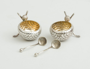 PAIR OF ENGLISH SILVER-PLATED SALTS WITH GOLF BALL AND CROSS CLUBS