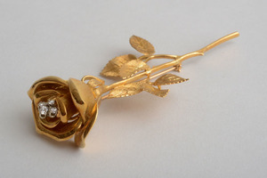 VINTAGE 18K YELLOW GOLD AND DIAMOND ROSE BROOCH