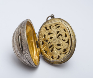 VICTORIAN SILVER AND VERMEIL MELON-FORM VINAIGRETTE, 1859, BIRMINGHAM