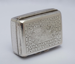 GEORGE IV SILVER VINAIGRETTE, AN EARLY VICTORIAN SILVER VINAIGRETTE AND AN UNMARKED SILVER-PLATED VINAIGRETTE