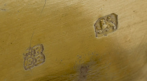 GEORGE III SILVER OVAL PENDANT VINAIGRETTE, A GEORGE III CHAMFERED RECTANGULAR VINAIGRETTE AND A SNUFF BOX