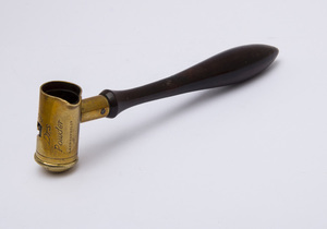 ENGLISH WOOD-HANDLED BRASS POWDER FLASK MEASURE, 19TH CENTURY