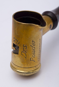 ENGLISH WOOD-HANDLED BRASS POWDER FLASK MEASURE, 19TH CENTURY