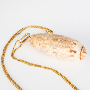 18k Gold and Shell Pendant Necklace